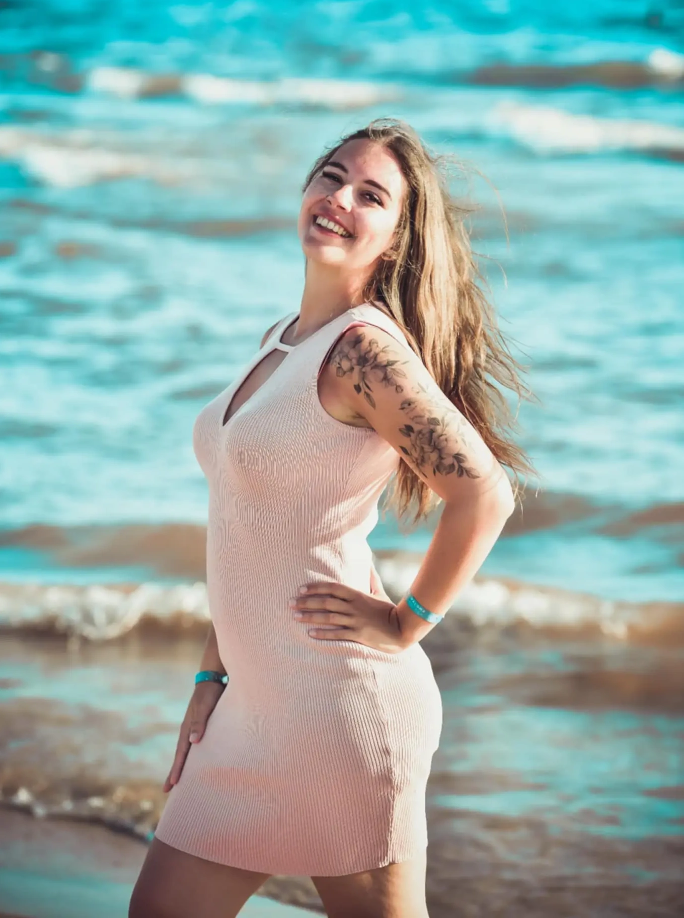 Foto van Valerie met op de achtergrond de zee